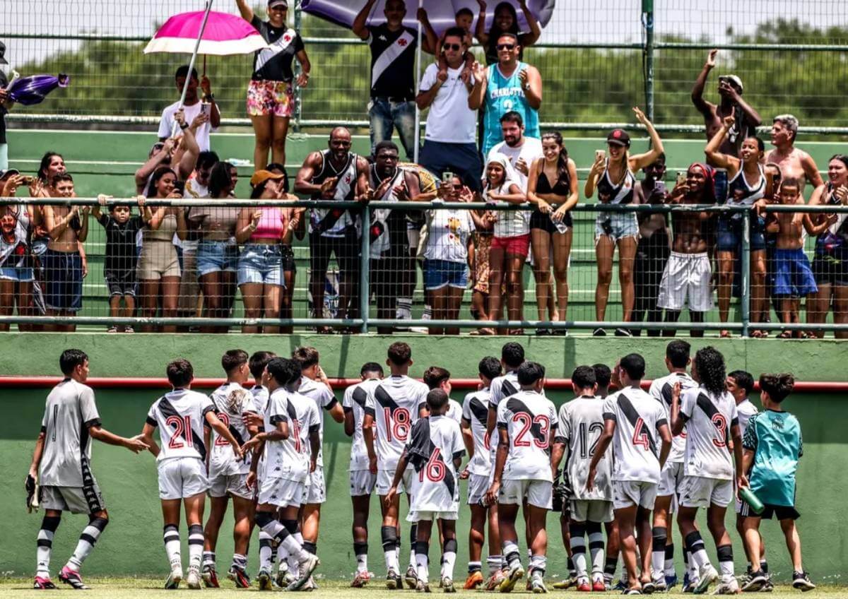 Jogadores do Sub-13 comemoram vitória do Vasco