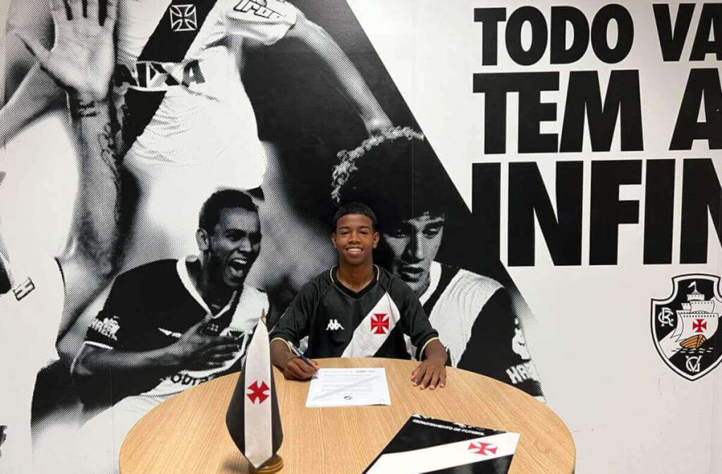 Juninho assinando contrato com o Vasco