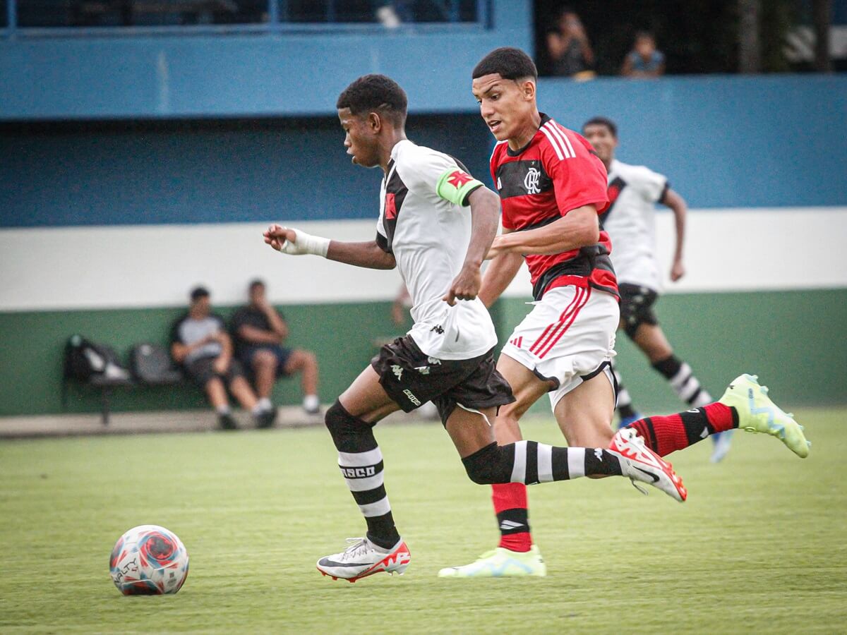 Juninho em ação pelo Sub-16 do Vasco