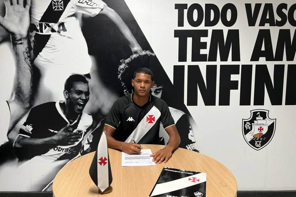Kaio Santos assinando contrato com o Vasco