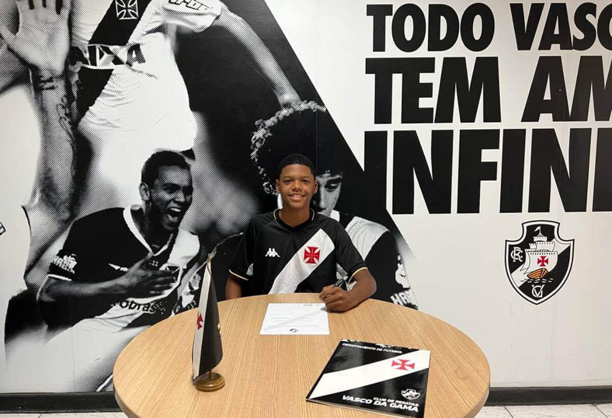 Lucas Ovídio assinando contrato com o Vasco