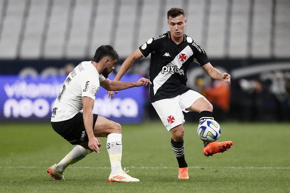 Lucas Piton em ação pelo Vasco contra o Corinthians