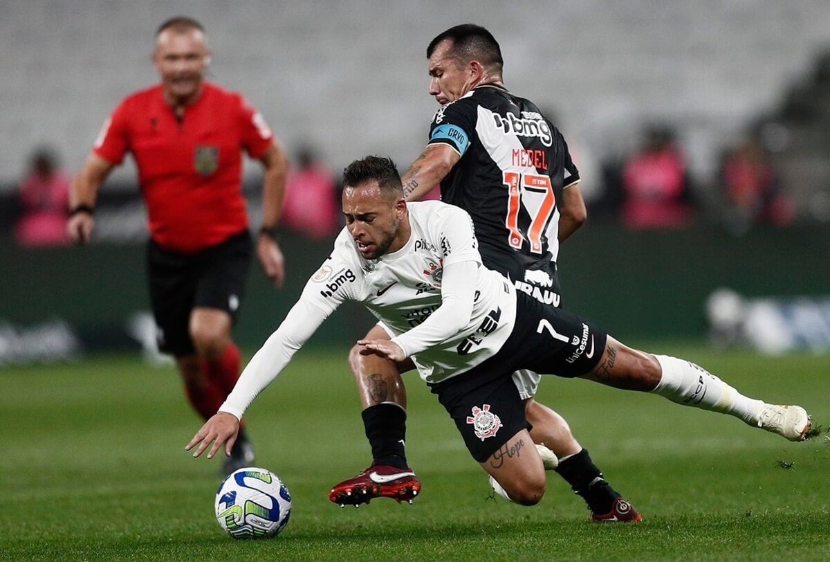 Medel em ação pelo Vasco contra o Corinthians