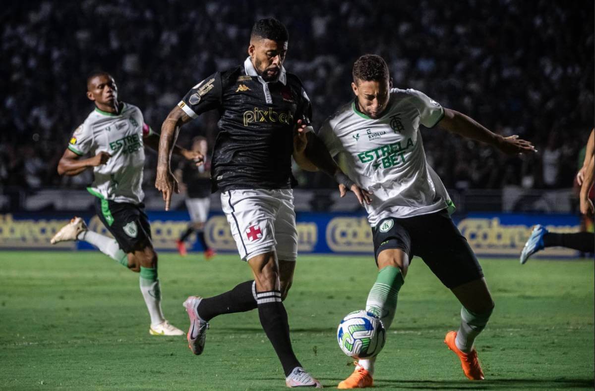 Paulinho em jogo contra o América-MG