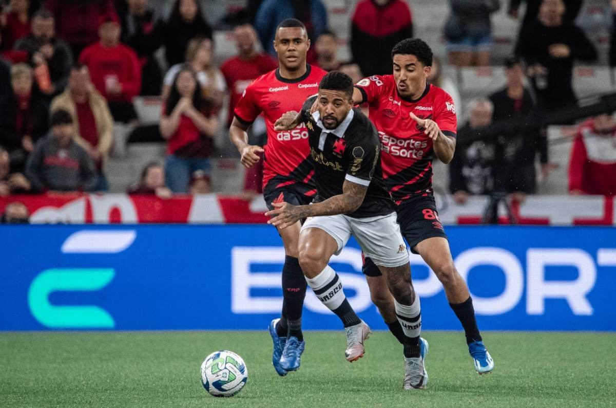 Paulinho em ação pelo Vasco contra o Athletico-PR