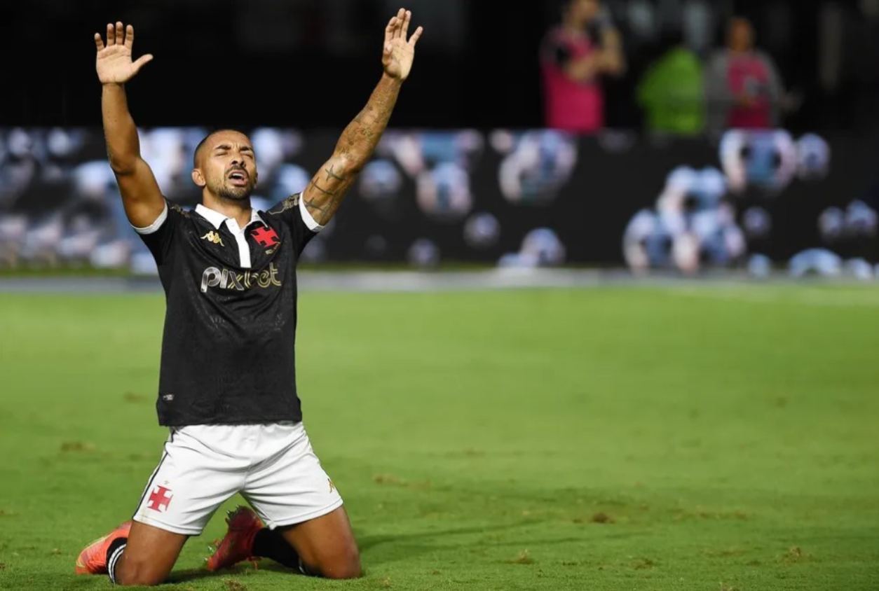 Paulo Henrique celebra gol contra o Botafogo