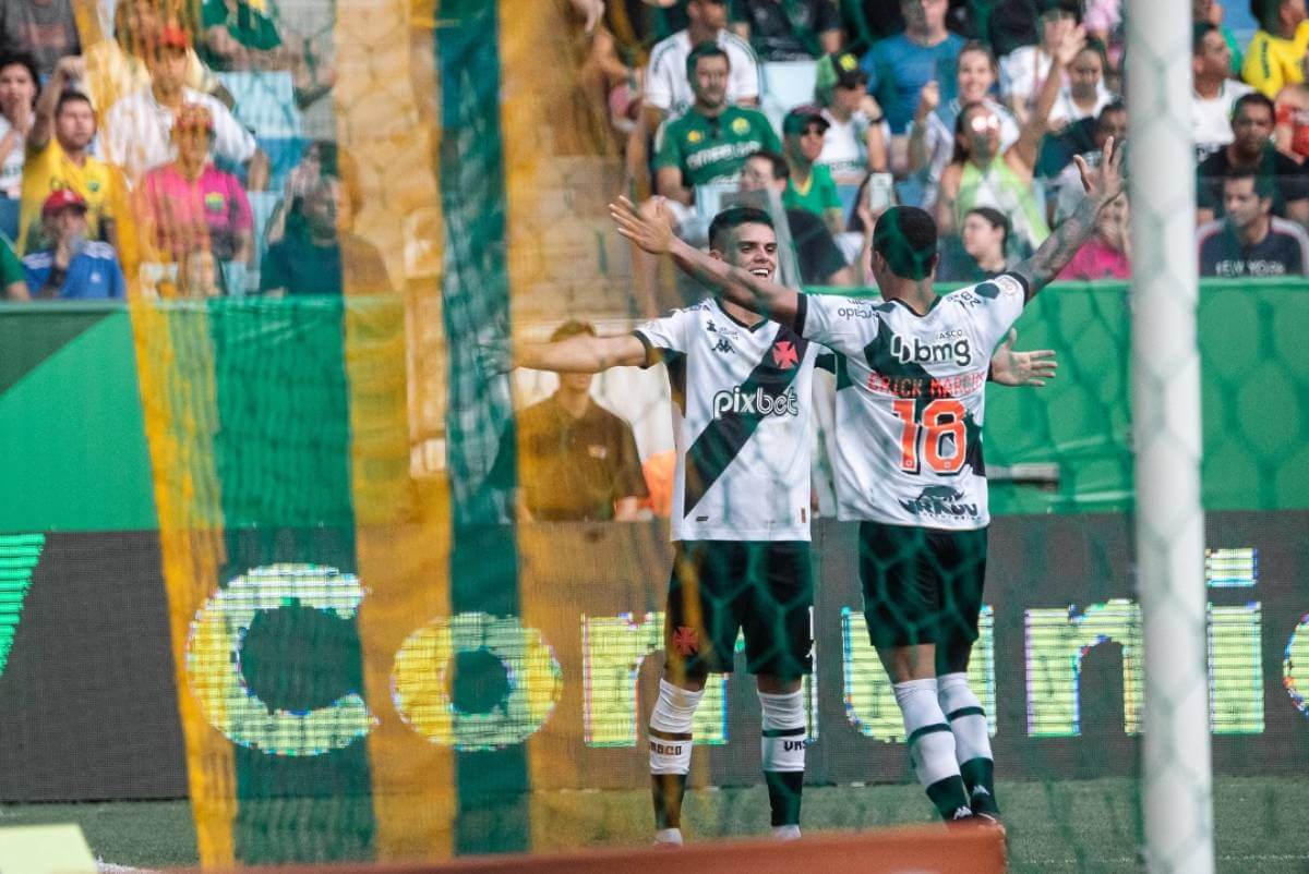 Gabriel Pec e Erick Marcus comemorando gol contra o Cuiabá