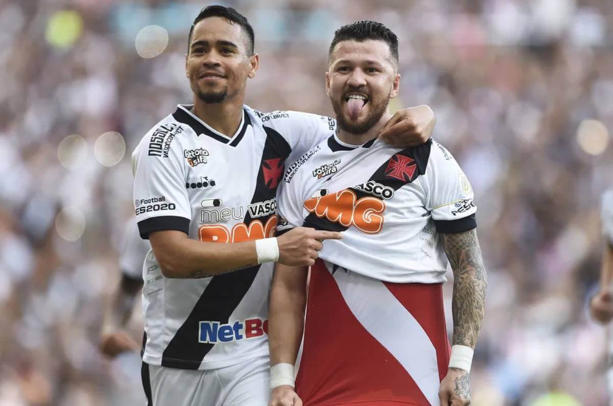 Pikachu e Rossi defendendo o Vasco