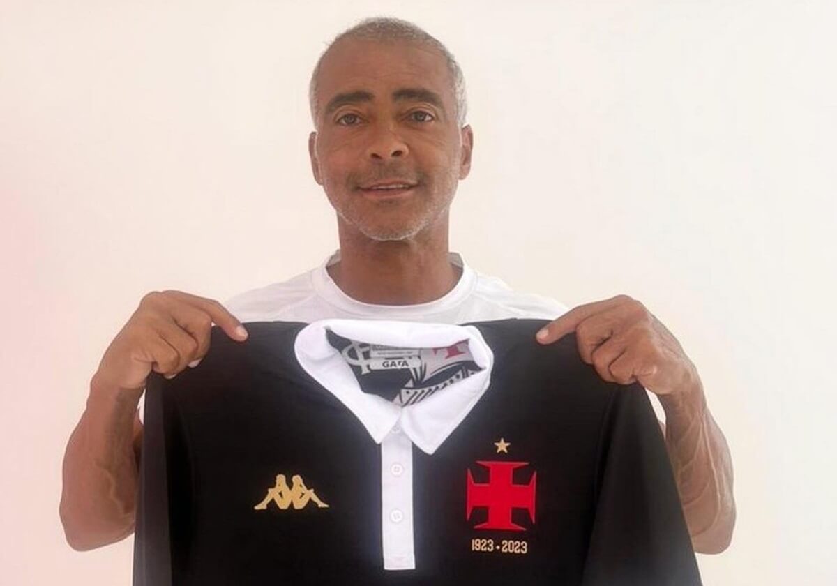 Romário com uniforme do Vasco em homenagem aos Camisas Negras