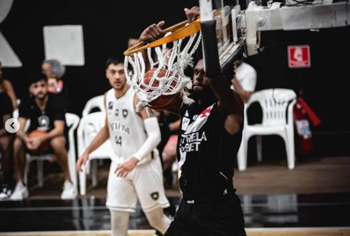 Serjão em jogo contra o Botafogo, pelo NBB