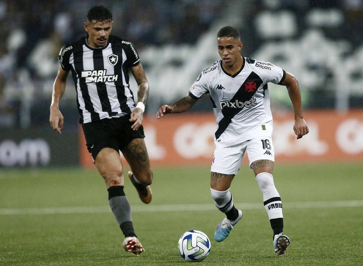 Tiquinho Soares e Erick Marcus em Botafogo x Vasco