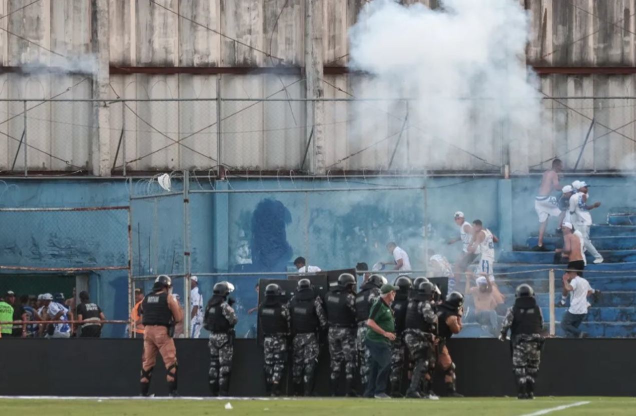 Torcida do Cruzeiro invadiu o gramado contra o Coritiba