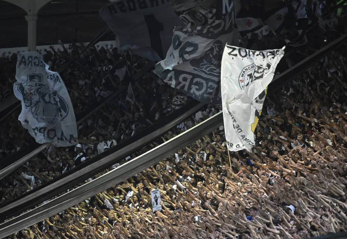 Torcida do Vasco em São Januário no clássico contra o Botafogo