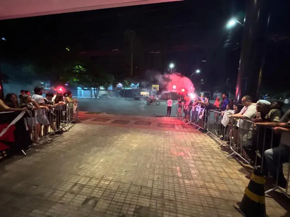 Festa da torcida com a chegada do Vasco a Belo Horizonte