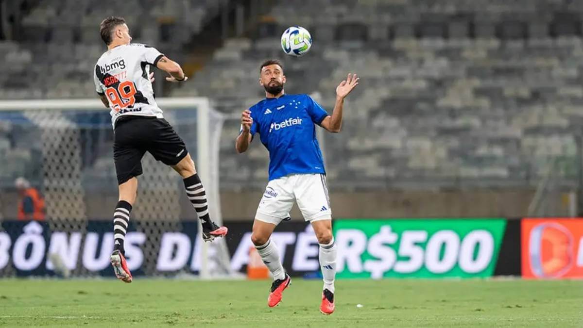 Vegetti em jogo contra o Cruzeiro