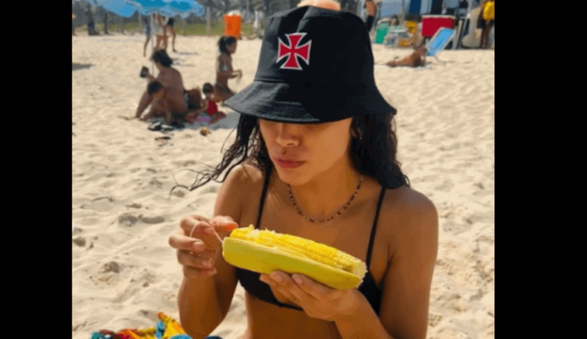 Giovana Cordeiro em dia de praia no Rio