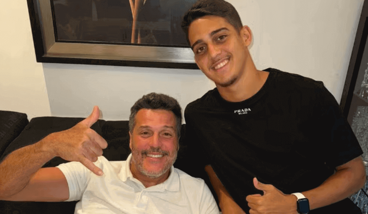 Roger, zagueiro da base do Vasco, com o tio Julio Cesar