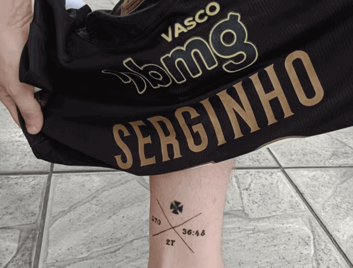 Torcedor recebe camisa de Serginho, do Vasco