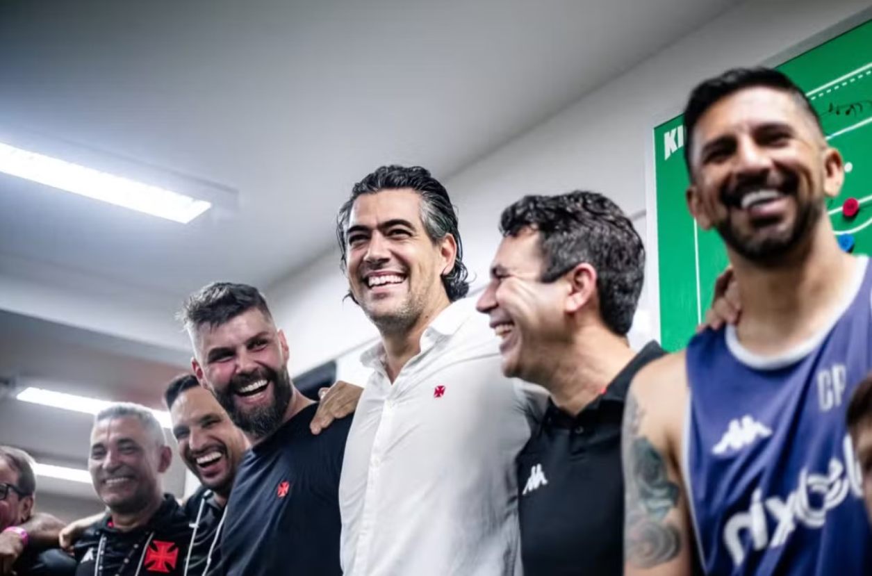 Paulo Bracks no vestiário após a permanência do Vasco na Série A