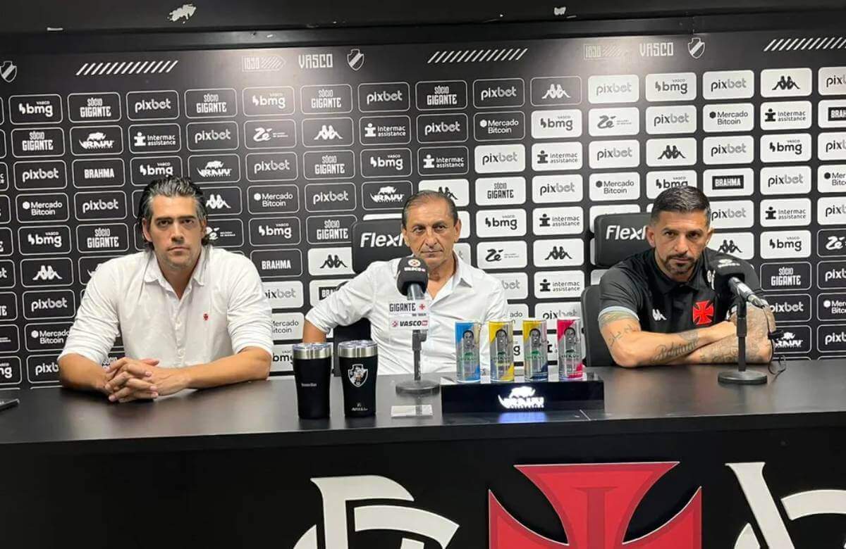 Paulo Bracks, Ramón e Emiliano Díaz na coletiva do Vasco