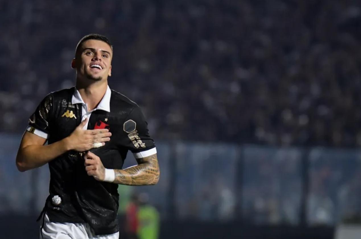 Gabriel Pec celebra gol pelo Vasco