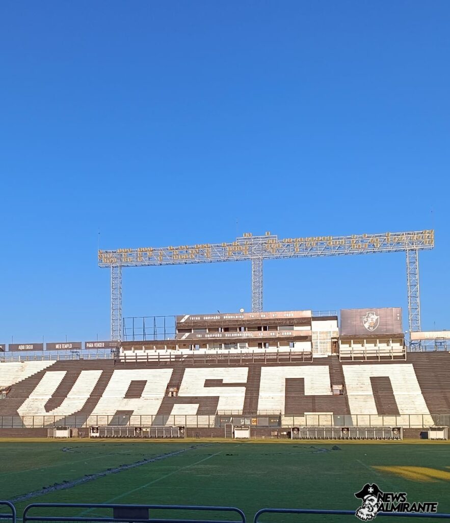 Outro registro das melhorias no gramado de São Januário