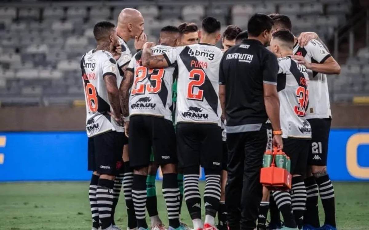 Jogadores do Vasco em jogo contra o Grêmio