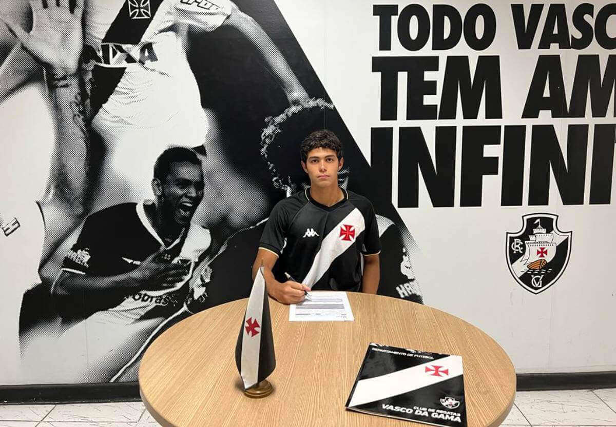 Kayck assinando contrato com o Vasco