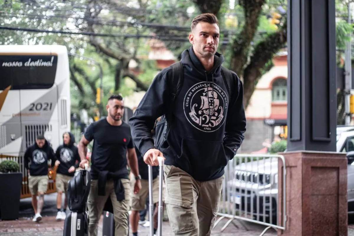 Léo Jardim durante chegada do Vasco a Porto Alegre