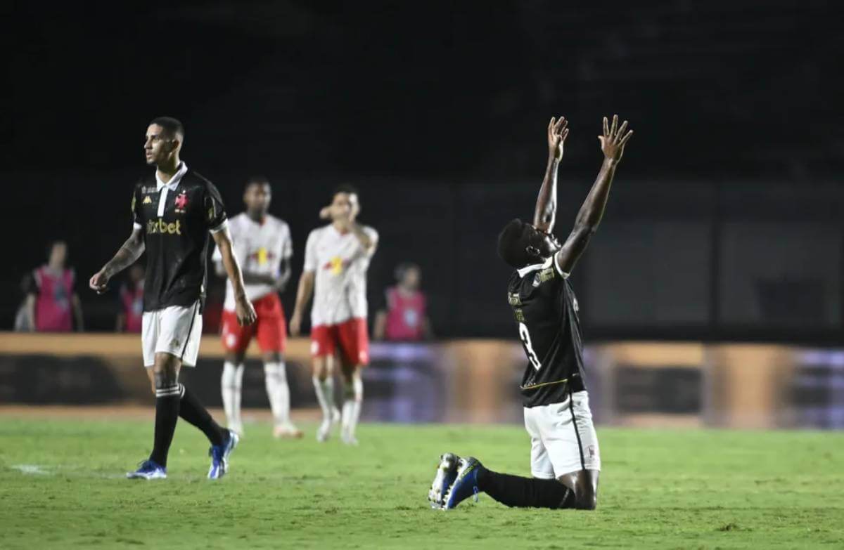 Léo se ajoelha após permanência do Vasco na Série A