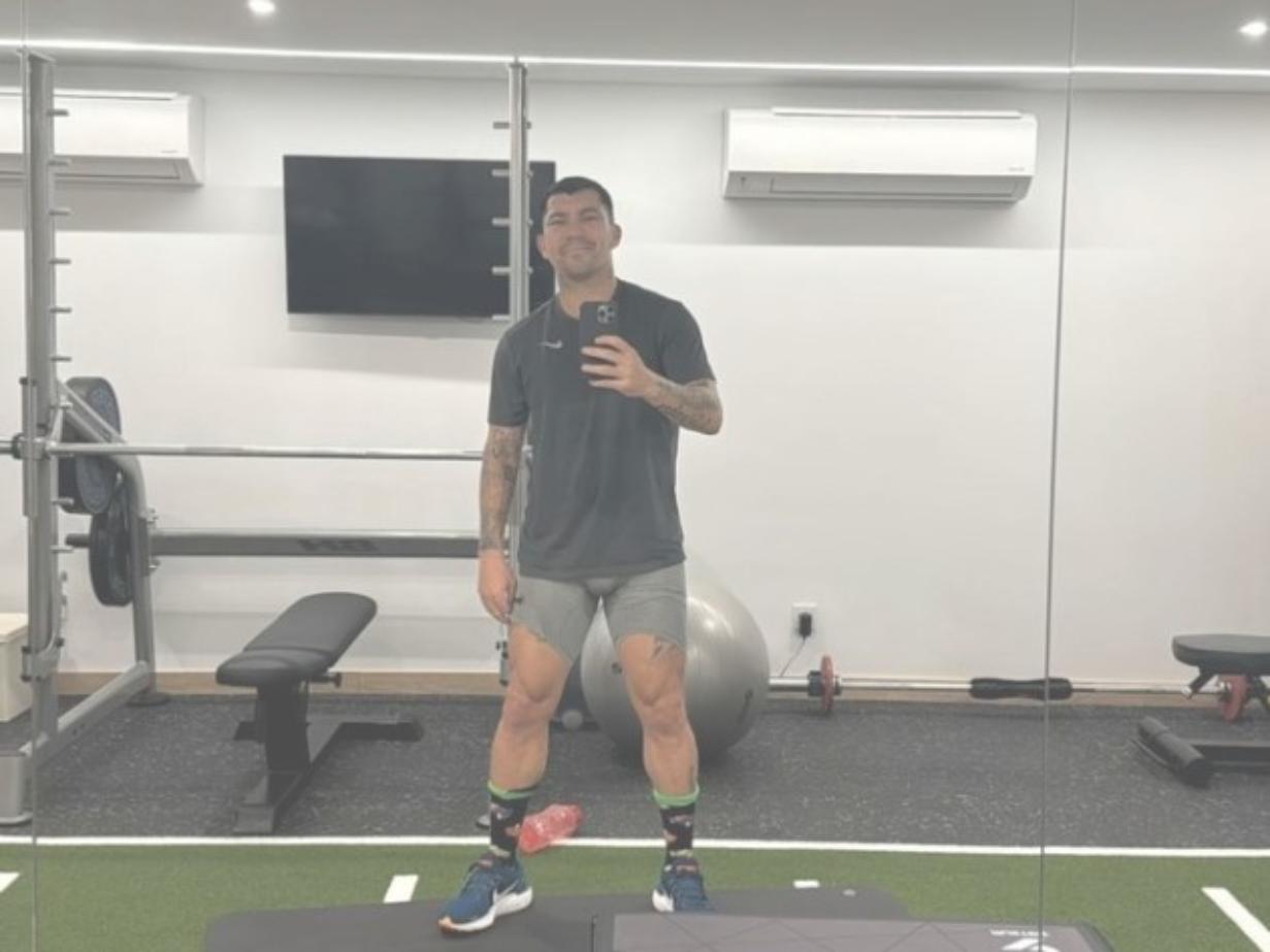 Gary Medel treina em academia durante as férias