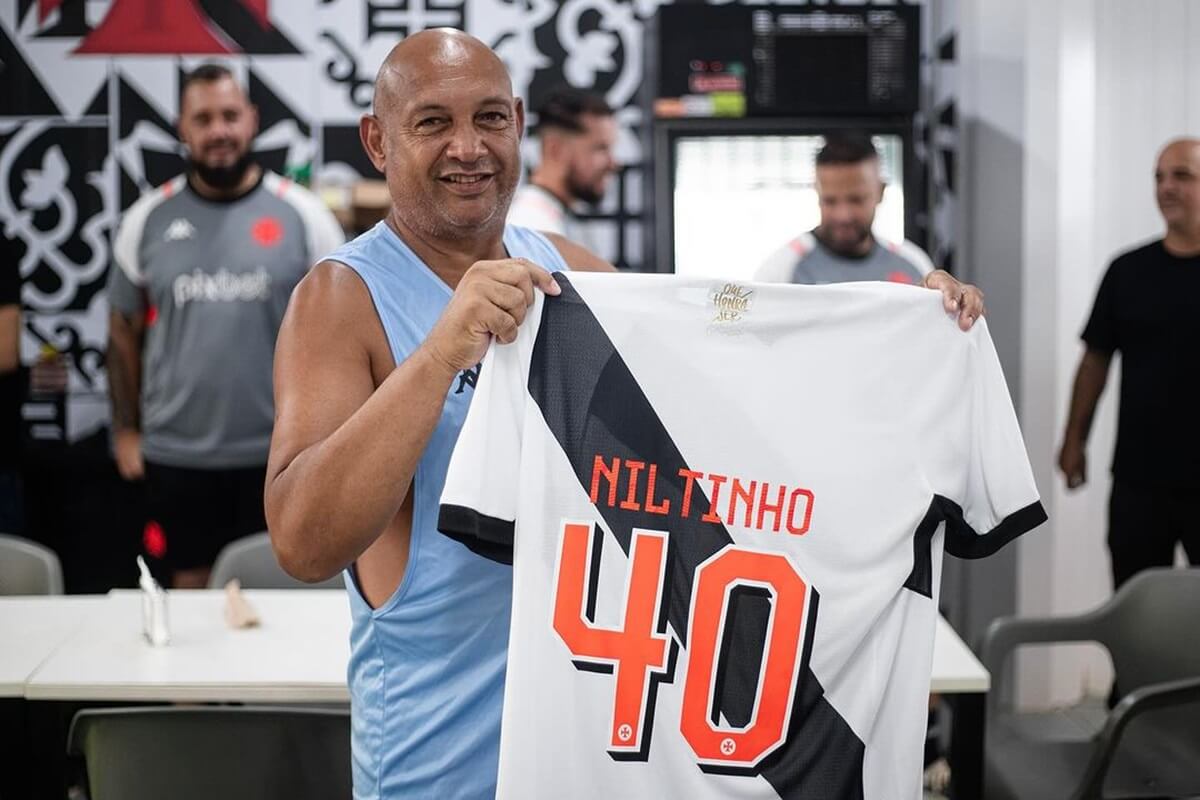 Roupeiro Niltinho com camisa comemorativa pelos 40 anos de Vasco
