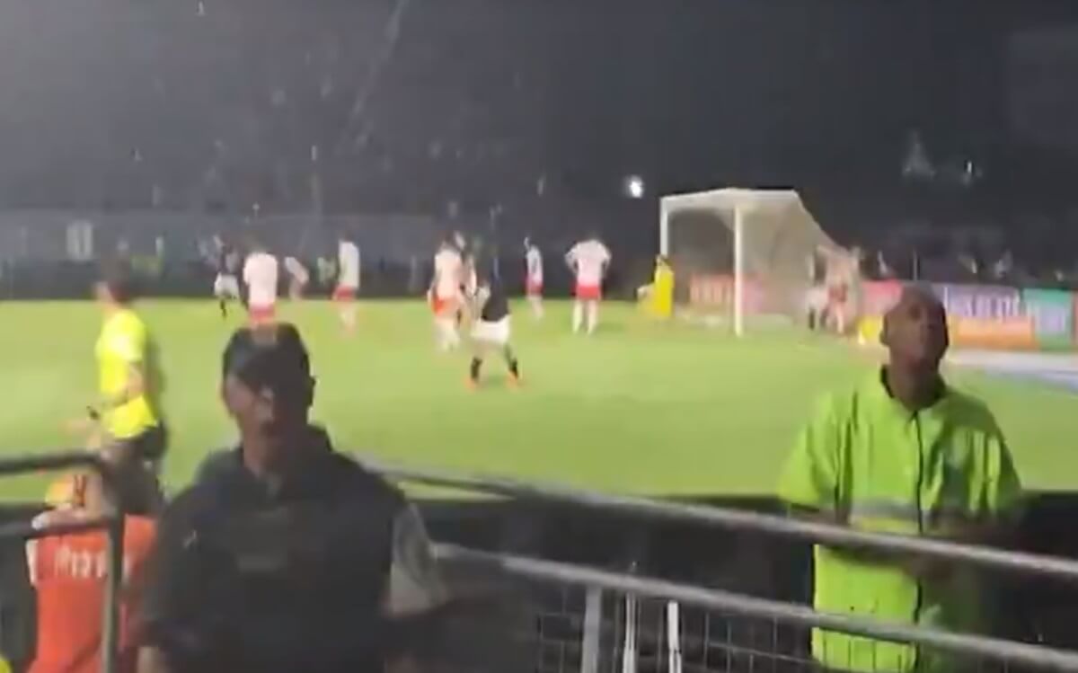 Policial Anderson Valentim comemorando gol do Vasco contra o Bragantino