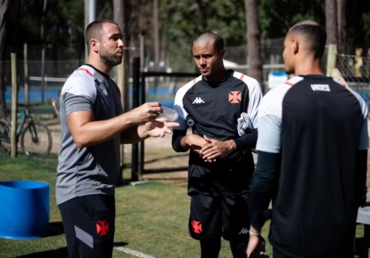 À esquerda, Filipe Marchesato, ao lado de goleiros da base do Vasco