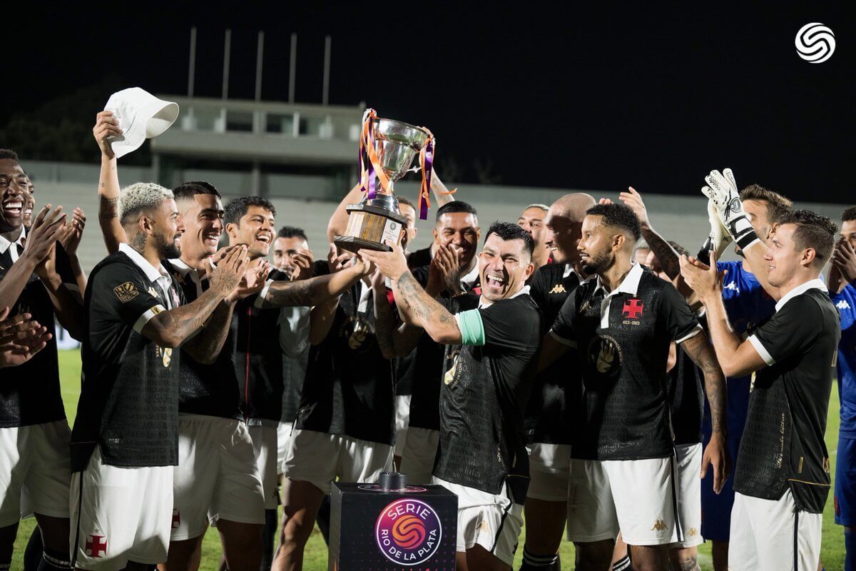 Atletas do Vasco erguem a Taça Guinazu