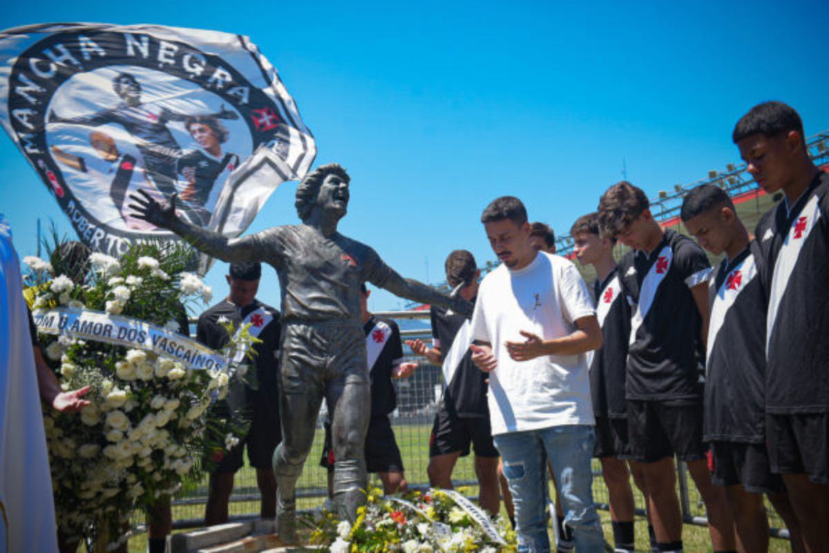 Ato em frente à estátua de Roberto Dinamite