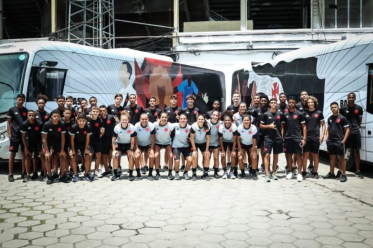 Futebol de base e feminino do Vasco recebem ônibus próprios