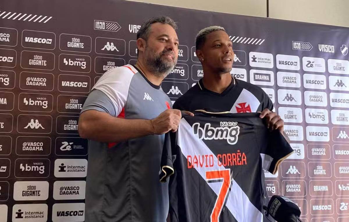 David recebe a camisa 7 do Vasco em apresentação