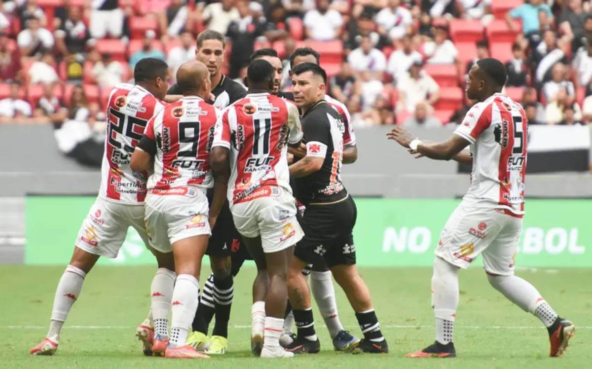 Jogadores de Bangu e Vasco em jogo no Mané Garrincha