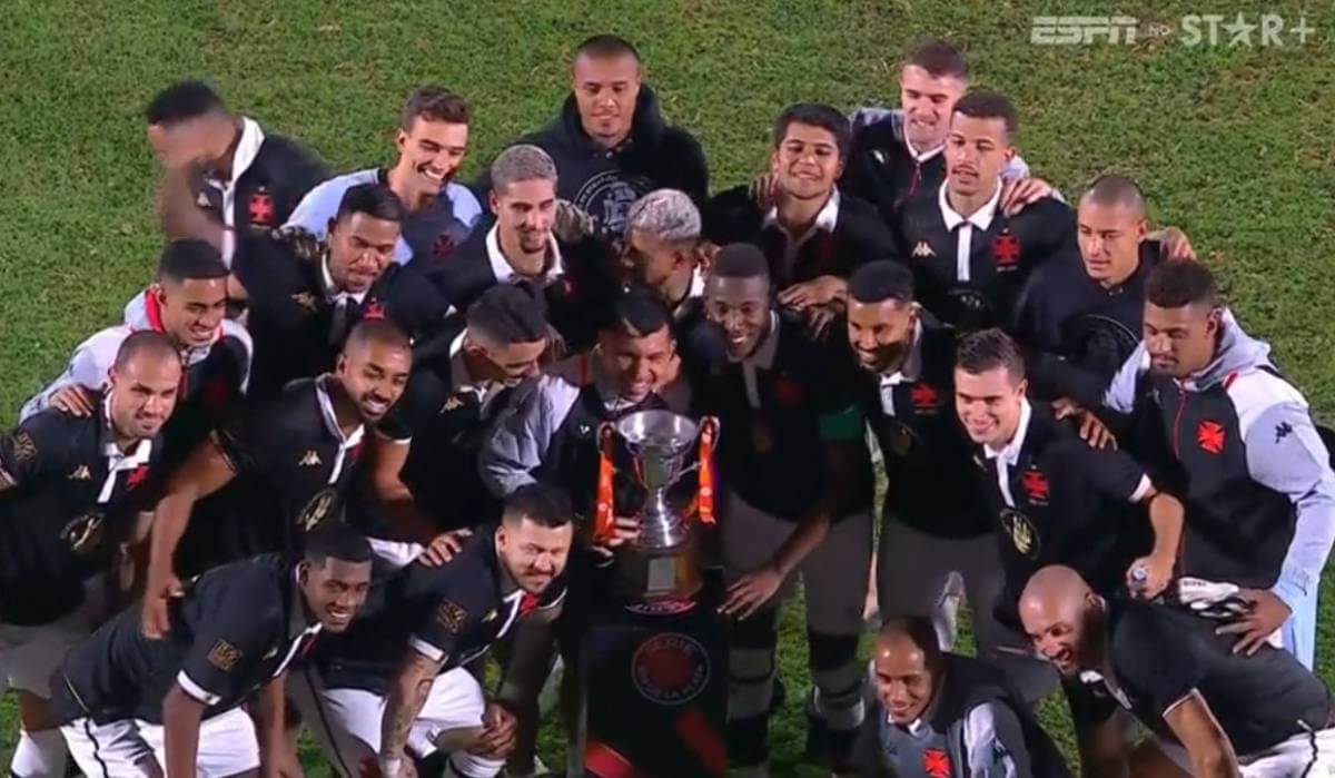 Jogadores do Vasco com o troféu Juan Ahuntchaín