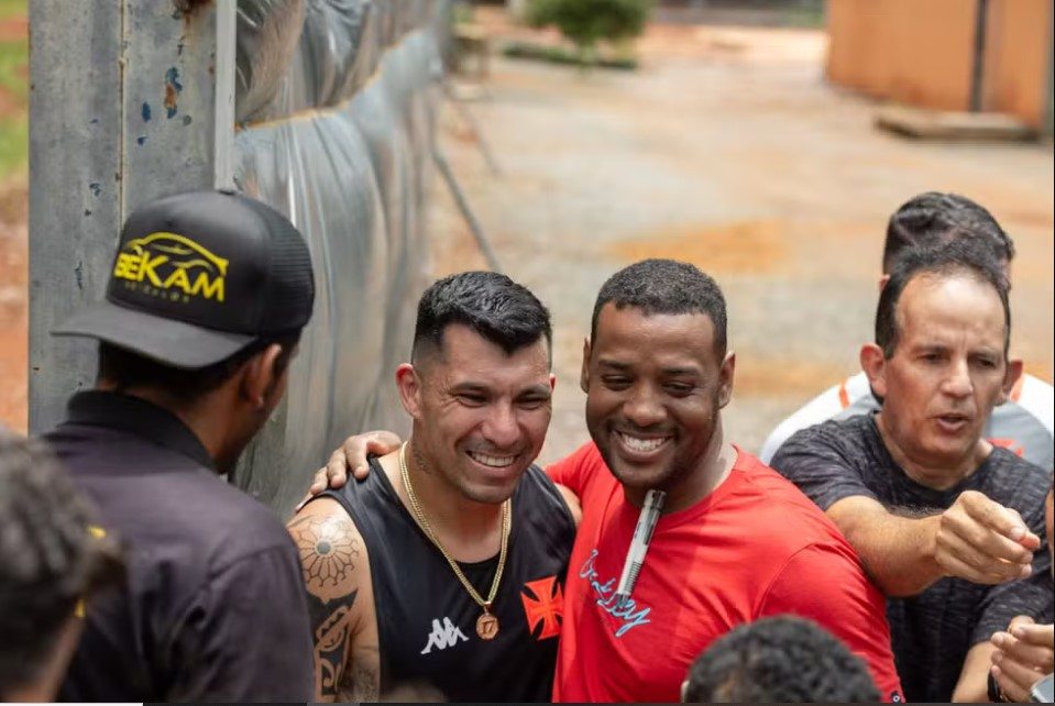 Medel atende a torcedores em Brasília