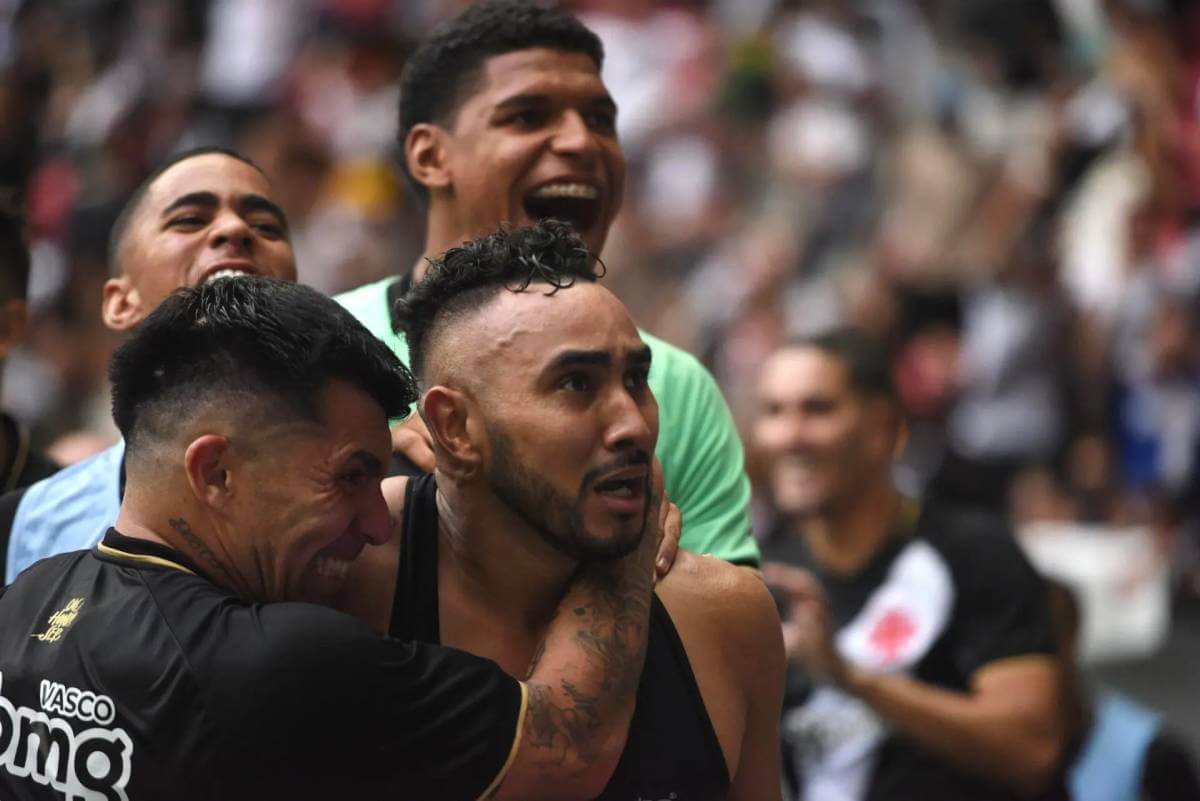 Payet celebra gol contra o Bangu