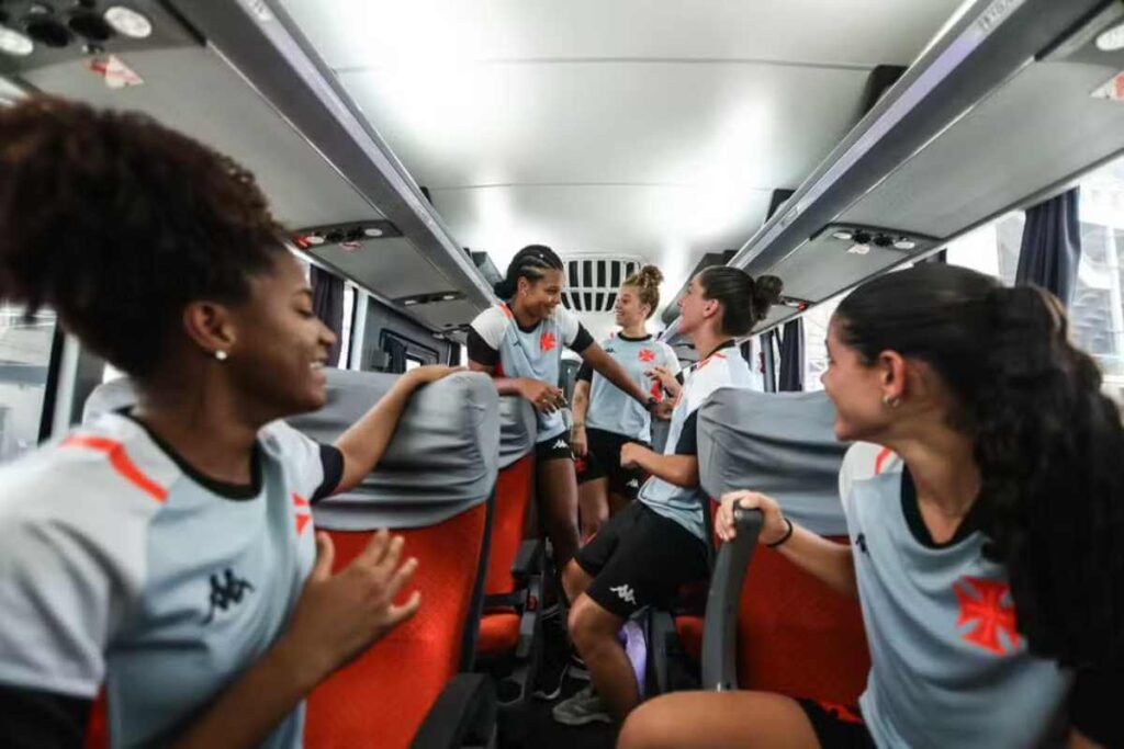 Meninas do Vasco ganham novo ônibus