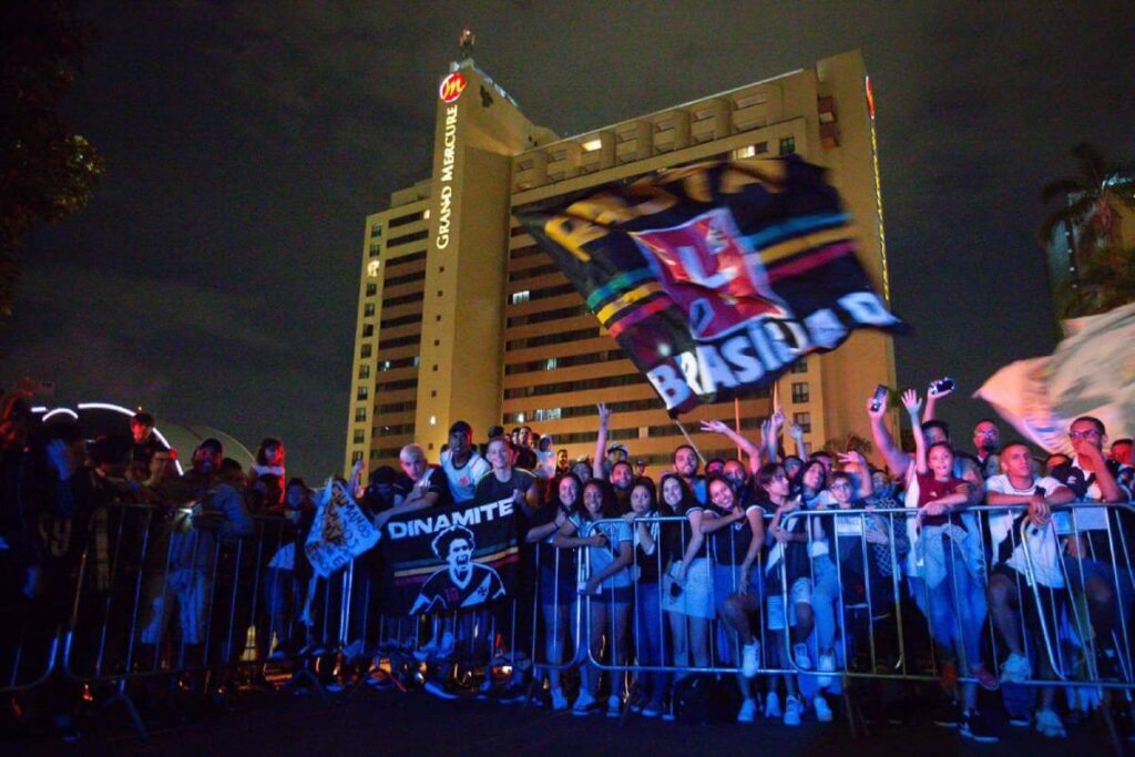 Vascaínos de Brasília fazem festa na chegada do Vasco