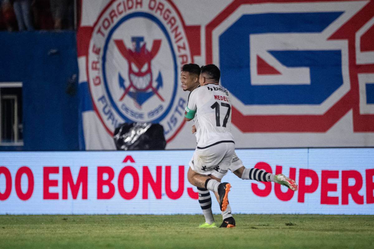 Adson e Rossi comemorando gol contra o Marcílio Dias