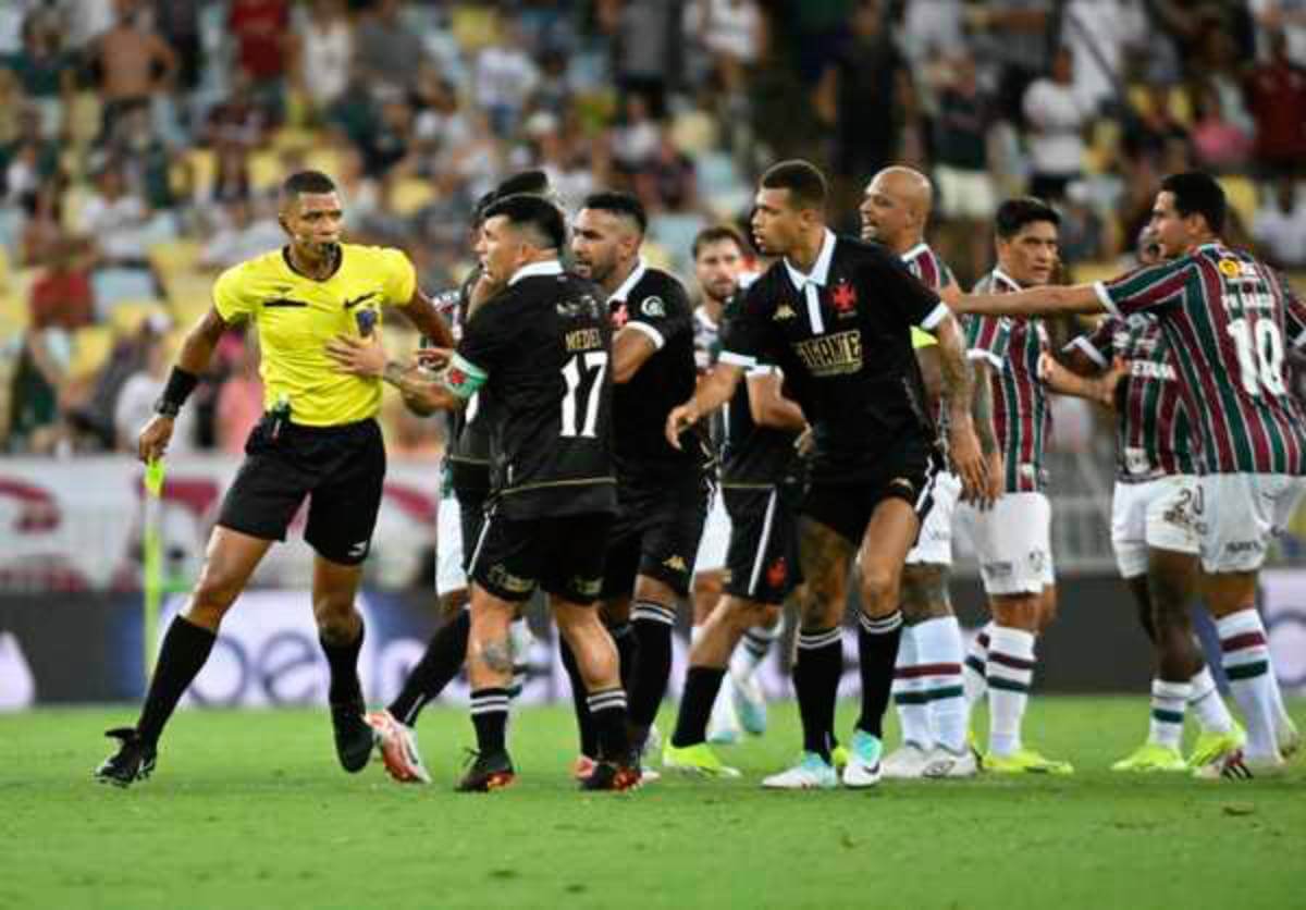 Fluminense x Vasco é marcado por erros da arbitragem