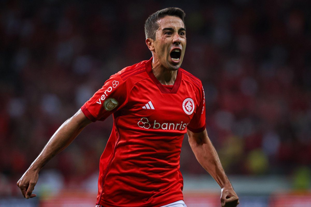 Carlos de Pena celebra gol pelo Internacional