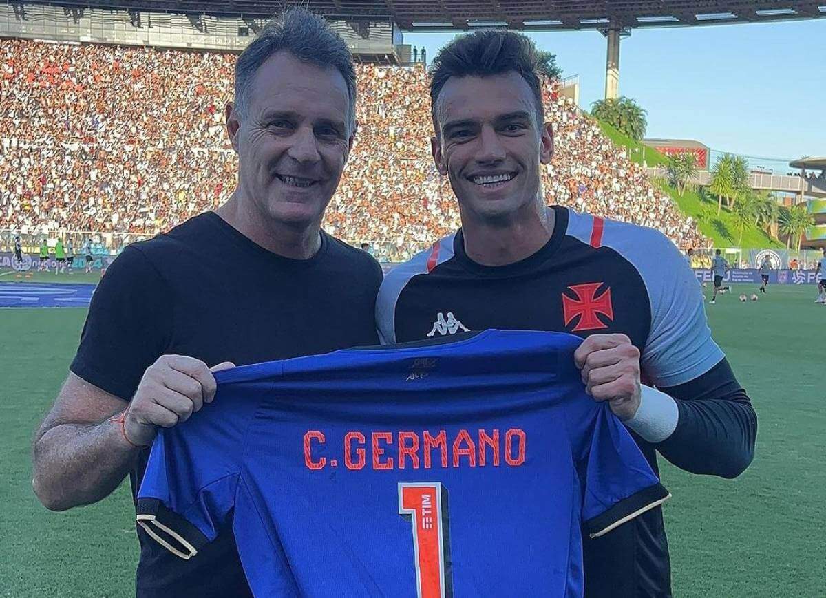 Carlos Germano e Léo Jardim durante homenagem do Vasco