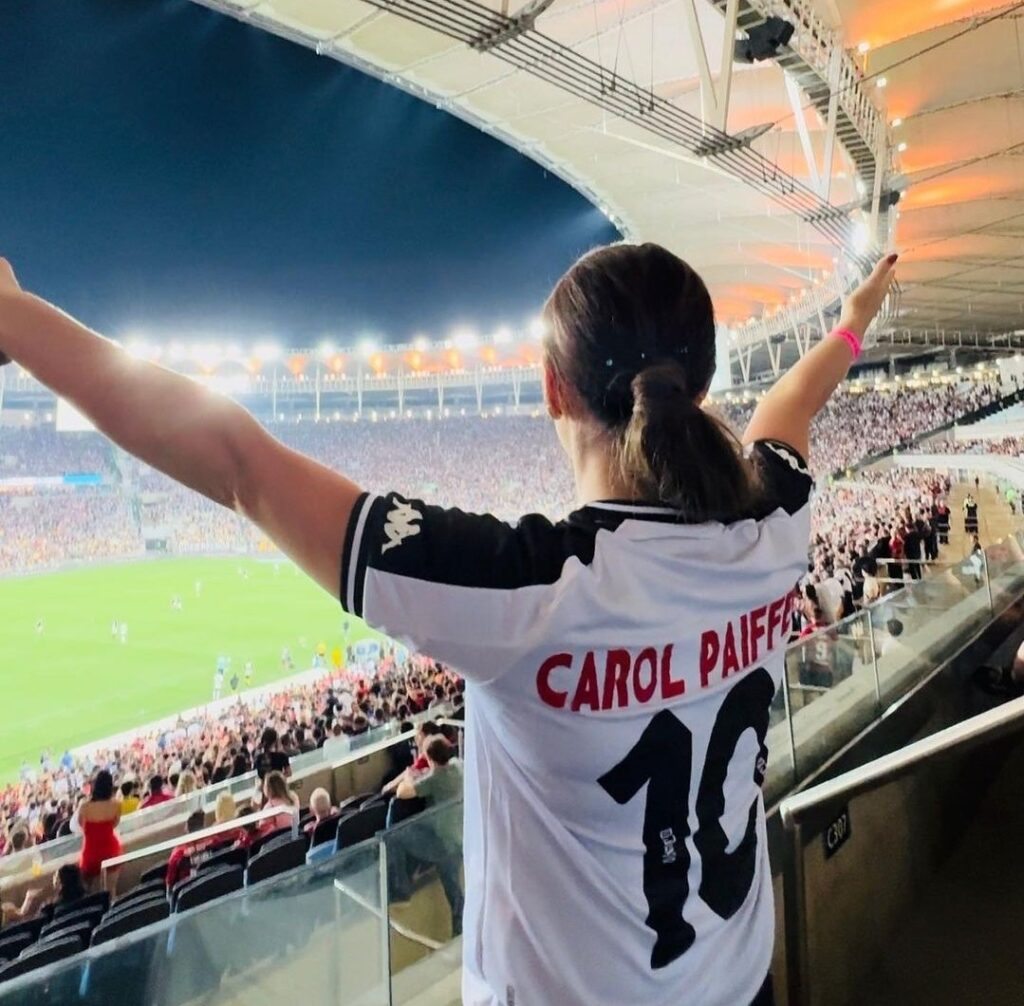 Carol Paiffer de Vasco no Maracanã