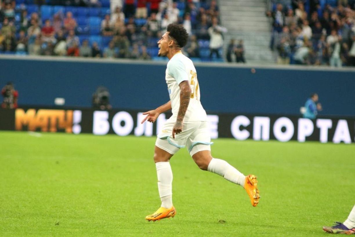 Du Queiroz celebra gol pelo Zenit, da Rússia